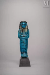 Oushebti inscrit sur une colonne ventrale au nom d' « Amon..., 3e prophète d'Amon ».--img1