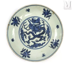 CHINE, Dynastie Ming, XVIe siècle-Assiette en porcelaine bleu blanc-img1