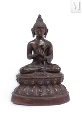 NEPAL, XVIIIe siècle-Statuette de Bouddha en bronze à patine brune et noir-img1