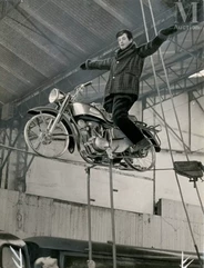 Jean-Paul Belmondo-Entraînement d'équilibre à moto-img1