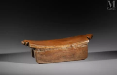 Petit tabouret à deux excroissances--img1